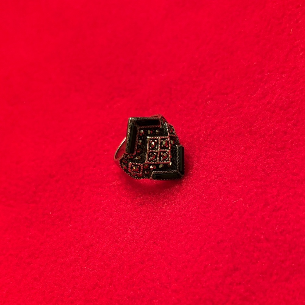 Black Geometric Ring